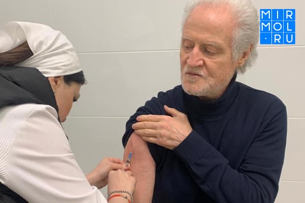 Валерий Хлебников прошел вакцинацию от COVID-19  Источник: http://mirmol.ru/vakcinacija/valerij-hlebnikov-proshel-vakcinaciju-ot-covid-19/